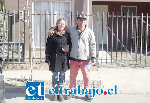 Miguel Torres junto a su vecina Beatriz en el condominio Peumayén.