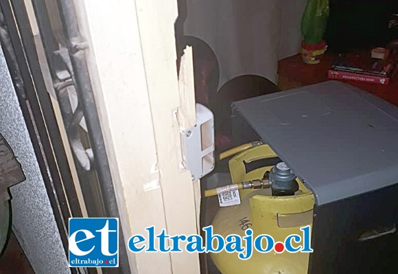 Los delincuentes descerrajaron la puerta de entrada del domicilio ubicado en Villa El Descanso de San Felipe.