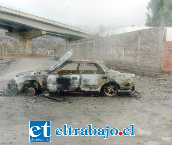 Así apareció el automóvil quemado. Según Bomberos, el incendio fue intencional.
