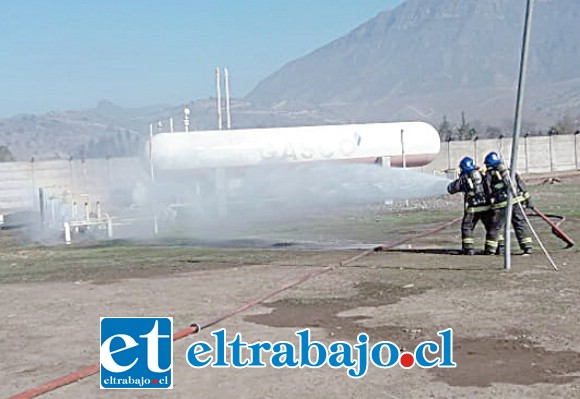 Personal de Bomberos arrojó agua en forma de neblina para reducir la concentración de gas en el área.