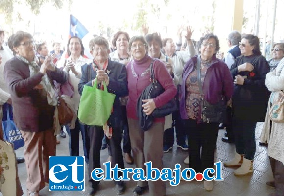 Los adultos mayores se manifestaron la tarde de este lunes frente a la Municipalidad de San Felipe.