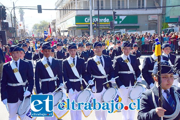 BANDA DE LUJO.- Esta es la Banda de Guerra de la Escuela José de San Martín, haciendo su debut.