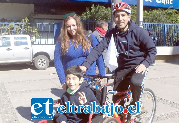 La Familia compuesta por Rafael conduciendo la bici-silla, Franco sentado en la silla y su madre, Marioli Cruz, observa atenta los movimientos de su hijo.