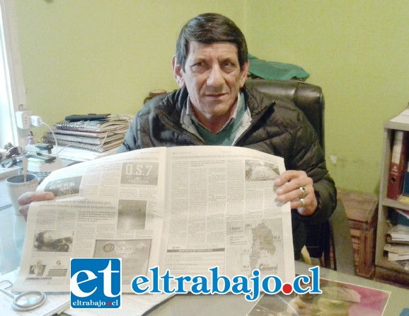 Ricardo Gómez, dueño de la empresa de radio taxis Aconcagua, nos muestra la noticia en Diario El Trabajo.