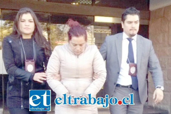 La imputada Carolina Abrigo Rodríguez, fue conducida hasta tribunales por los efectivos de la Brigada de Homicidios de la PDI Los Andes hasta San Felipe.