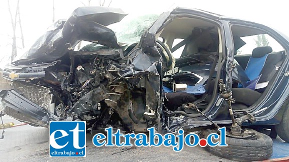 Los daños registrados en el automóvil del Inspector del colegio de Santa María revelan la enorme la violencia del impacto.