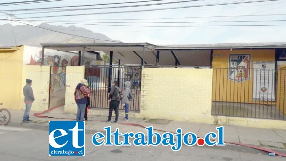 Los apoderados efectuaron el retiro de sus alumnos de la Escuela Manuel Rodríguez ubicada en calle Dardignac en San Felipe tras la emergencia que ocurrió la mañana de ayer.