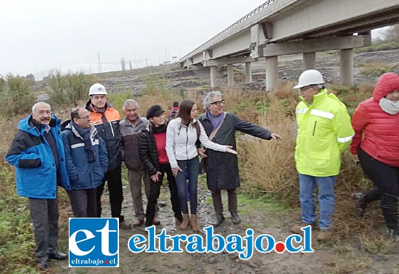 En julio de este año diversas autoridades visitaron el puente Tres Esquinas debido a los problemas que se han generado debido a la extracción desmedida de áridos en el lugar.