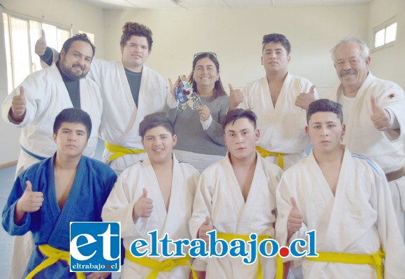 LOS ANFITRIONES.- Aquí tenemos a parte de la delegación anfitriona de Judo de nuestra comuna, los judocas del Assunta Pallota.