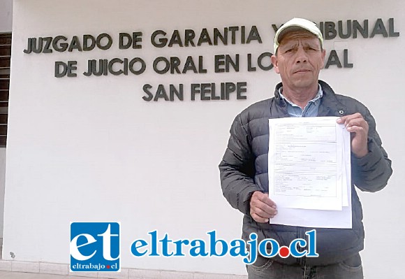Pedro Vega, presidente APR Algarrobal, al salir del tribunal sostiene en sus manos la denuncia presentada en Fiscalía.