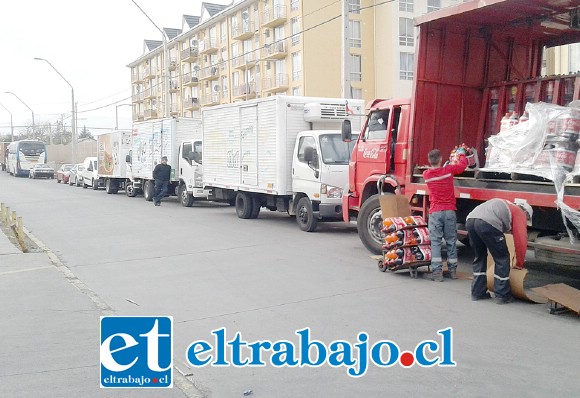 Cuatro camiones y un microbús estaban ayer en la mañana estacionados en calle 5 de Abril, en labores de descarga incluso.