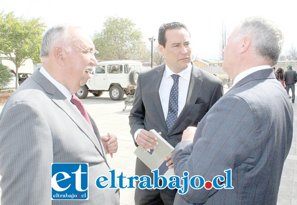 El abogado Juan Ocampo junto al alcalde Luis Pradenas dialogan con el Fiscal Eduardo Fajardo.