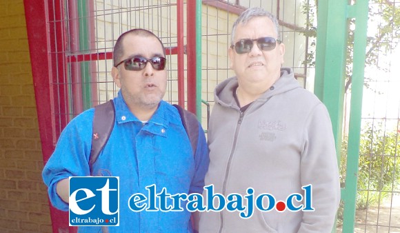 Bernabé Espinoza (izquierda) junto a su amigo Manuel Galdámez, con quien estaba el día del robo del celular.