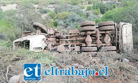 El trágico accidente ocurrió la tarde de este viernes en el sector Seco Alto de Catemu, luego que el camión desbarrancó unos 150 metros. (Fotografía: @AquiCatemu).
