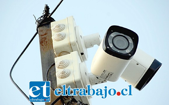 VIGILANCIA DIGITAL.- Esta es una de las 31 unidades de televigilancia ya instaladas en Villa Las Acacias I, II y III.