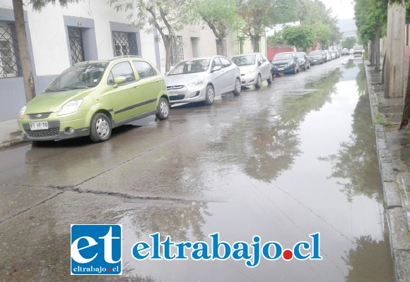 Así de inundada estaba calle Portus ayer en la mañana producto de lo tapado que estaba el canal en Avenida Chacabuco.
