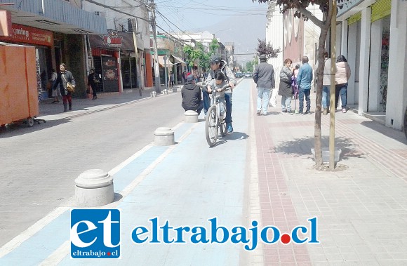 Las cámaras de Diario El Trabajo nos muestran a un ciclista ocupando la ciclovía de Calle Coimas.