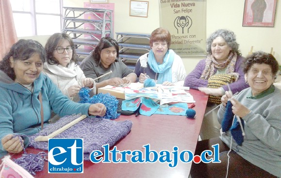 De derecha a izquierda Herminda Márquez, secretaria; Claudia Urrutia, presidenta de la agrupación Mirando con el corazón, junto a otras personas presentes en la oficina de la discapacidad.