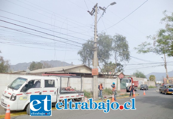 Personal de Chilquinta trabajando en el lugar del incidente que dejó sin energía por varias horas a más de 2.400 clientes.