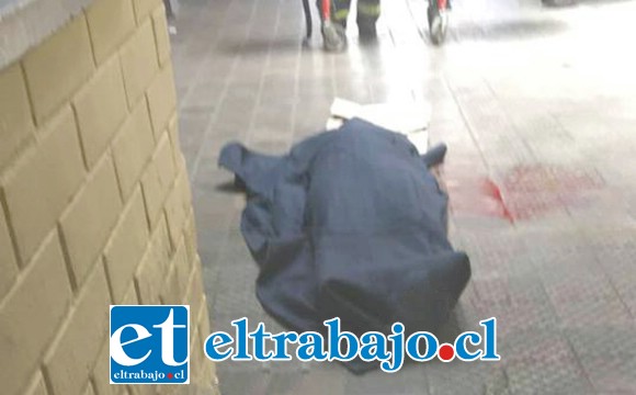 El cuerpo de Durán Varas, de 33 años de edad, quien cumplía condena de 14 años por el delito de Robo con intimidación, yace sobre el piso cubierto por una tela oscura.