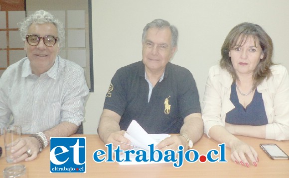 De Izquierda a derecha el concejal Juan Carlos Sabaj, Christian Beals Campos y Patricia Boffa. Falta Igor Carrasco, pero se excuso por tener que viajar a Santiago.