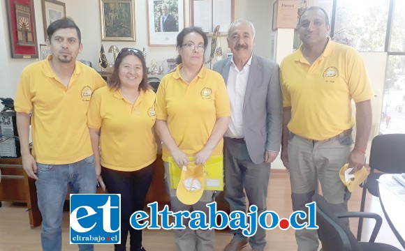 Los representantes de la Agrupación Independiente de Transporte Escolar junto al alcalde, una vez finalizada la reunión.