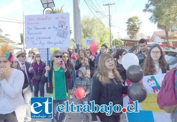 Los docentes realizaron una inédita protesta en el frontis del edificio consistorial contra los concejales que rechazaron la modificación presupuestaria.