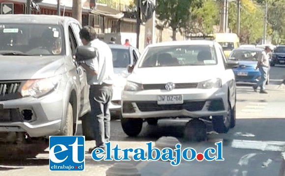 El automóvil marca Volkswagen quedó montado sobre un bolardo en la esquina de Salinas con Santo Domingo. (Cedida).
