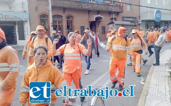 El grupo de recolectores pasando por calle Coimas en dirección al municipio de San Felipe, minutos antes de reunirse con la autoridad.