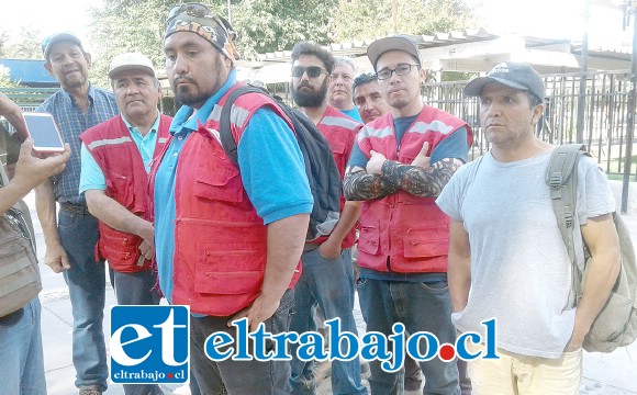 Parte del grupo de trabajadores que estaban presentes ayer en la plaza cívica de San Felipe.