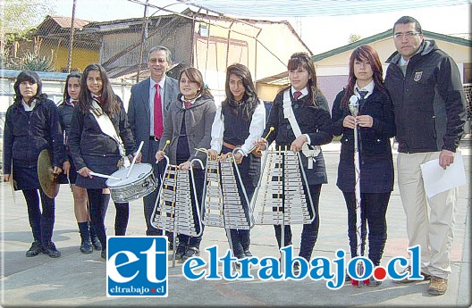 La banda de Guerra del Liceo Amancay, establecimiento que organiza el encuentro.