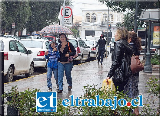 Hasta con paraguas salieron algunos vecinos en este día con lluvia, tratando de no mojarse con esta precipitación de verano que sorprendió también a muchos.