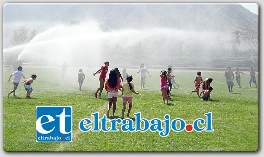 Programa Senda Catemu, junto a Bomberos de la comuna, realizaron Fiesta del agua para niños de Escuelas de Verano, en el Estadio Municipal.