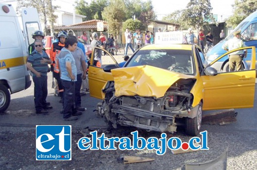 Vehículo mayor habría virado a la izquierda para ingresar a la estación de servicio siendo impactado por el taxi que iba por la pista contraria.