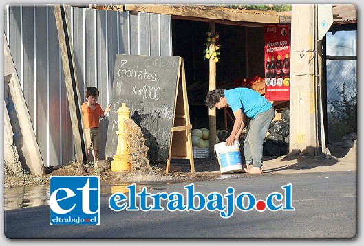 Cinco horas después del corte comenzó a salir agua sucia de los grifos con lo cual los vecinos pudieron por lo menos limpiar y descargar los baños.