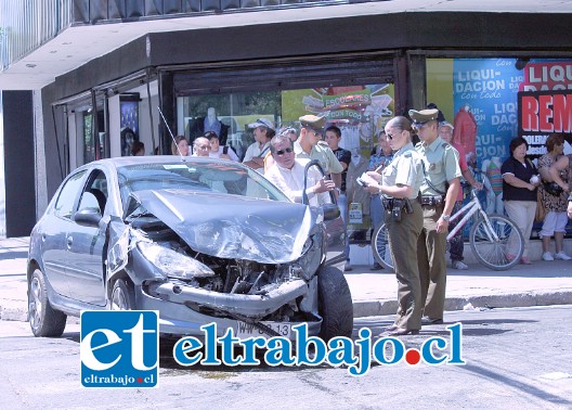 Carabineros intenta establecer responsabilidades en este accidente, mientras un conductor aborda el vehículo para verificar si aún el mismo puede ser conducido.