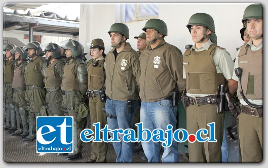 Vistiendo uniformes especiales, llegó hasta el sector la cincuentena de carabineros para esta fuerza de tarea.