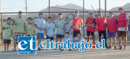 Equipos participantes en la cuadrangular de fútbol realizada en la multicancha de la Población Santa Brígida.