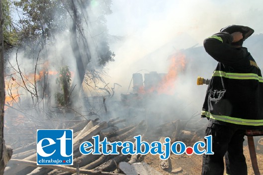 El voraz incendio consumió por completo una pieza, además de camas, algunos muebles y enceres menores, mientras que el resto de la casa resultó con daños por efecto del agua ocupada para combatir el siniestro.