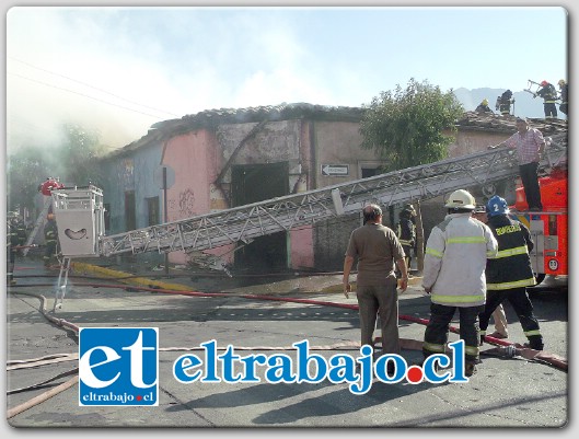 Al parecer, la existencia de gran cantidad de elementos altamente combustibles al interior de la zapatería, favoreció la acción del fuego.