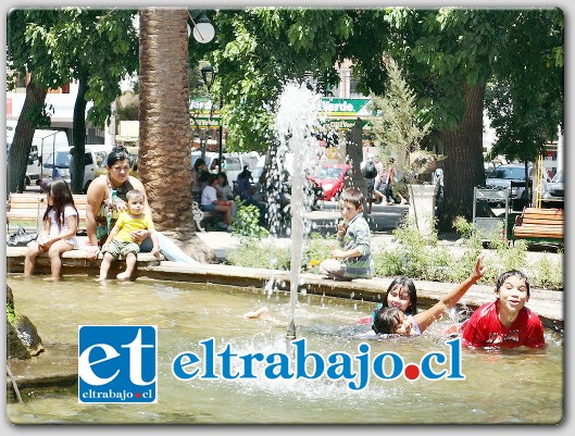 A NADAR.- Son varios los niños los que regularmente se dan una zambullida en la pileta de la plaza de armas, pues los calores cada vez son más fuertes en el Valle de Aconcagua. (Archivo)