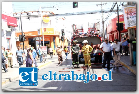 La emergencia provocó dificultades en el tránsito y cientos de usuarios no pudieron realizar sus pagos en las tiendas del sector a esa hora del día.