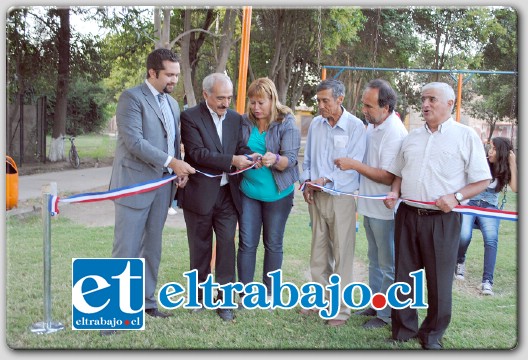 El Alcalde Patricio Freire junto a los concejales Basilio Muena, Jeannette Sotomayor, Ricardo Covarrubias y Dante Rodríguez, en el tradicional corte de cinta que dio por inaugurada las obras en la plazoleta.