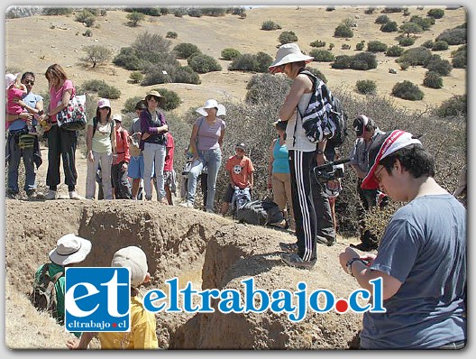 Los asistentes participaron activamente en el recorrido, aportando información o realizando preguntas en los distintos lugares que visitaban. (Foto: huellaaconcagua.cl).