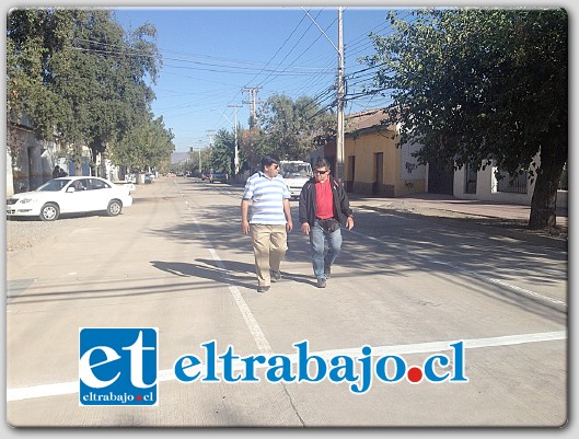 El alcalde Mauricio Navarro recorre el tramo finalizado de Avenida Chacabuco, minutos antes de ser abierto al tránsito de vehículos.