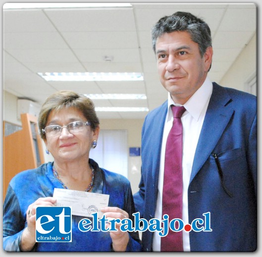 EL CHEQUE.- El Abogado Mauricio Mass, hizo entrega al representante legal de los docentes del cheque correspondiente a la tercera cuota del Bono SAE, la Tesorera del Colegio de Profesores de San Felipe, Sonia Fernández.