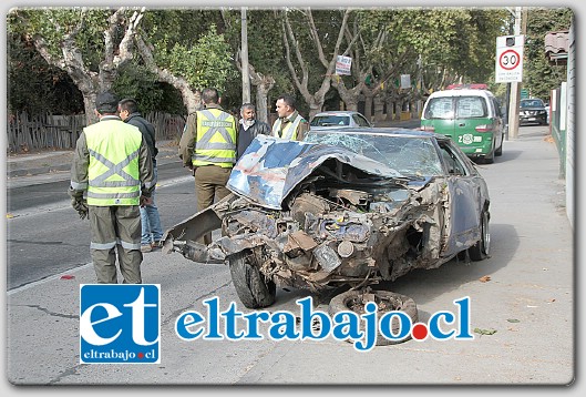 DESINTEGRADO.- Debido a la magnitud del choque, que dejó con trozos del árbol incluso en el motor, se temió por algún resultado fatal. El conductor salió caminando sin que hasta ahora se conozca su identidad.