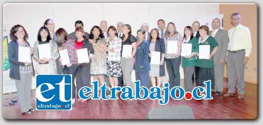 DIPLOMADOS.- Las cámaras de Diario El Trabajo tomaron registro de los trece docentes directivos con sus certificados junto a las autoridades.