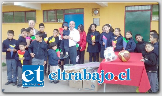 FELICES.- Decenas de pequeñitos de las escuelas de San Rafael y Casa Blanca de Putaendo, reciben de manos de los sanfelipeños, a través de la campaña de los empleados de Carnes KAR, los útiles escolares.