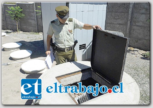 MACABRO.- La encarga de iniciales C.B.C. halló la criatura en uno de los estanques de la planta de alcantarillado ubicada en Villa El Algarrobo del sector El Huape.